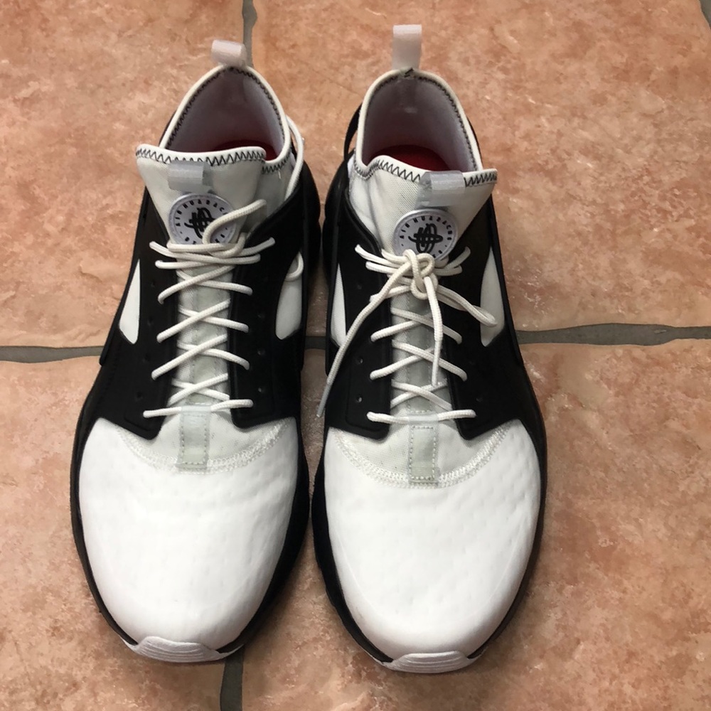 Black and white nike air huarache